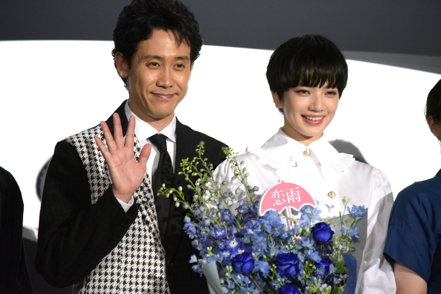 左から大泉洋、小松菜奈。
