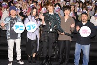 「GODZILLA 決戦機動増殖都市」大ヒット記念舞台挨拶の様子。