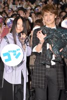 左からXAI、宮野真守。