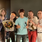 佐野勇斗がおやじバンドのメンバーに囲まれる「青夏」メイキング写真