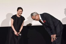 夏川結衣（左）に対し頭を下げる西村まさ彦（右）。