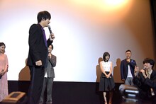 古川毅（手前右）をカメラマンとして、「困ったワン」ポーズを披露することになった横浜流星（手前左）。