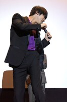 「困ったワン」ポーズを披露する横浜流星。