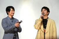 左からディーン・フジオカ、太賀。