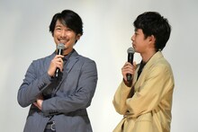 左からディーン・フジオカ、太賀。