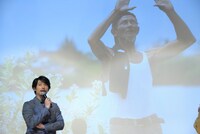 レインストッパーについて説明するディーン・フジオカ。