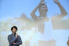 レインストッパーについて説明するディーン・フジオカ。