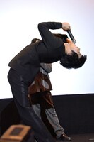 「困ったワン」ポーズを披露する横浜流星。