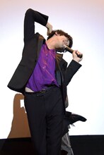 「困ったワン」ポーズを披露する横浜流星。