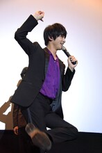 「困ったワン」ポーズを披露する横浜流星。