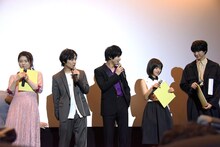 共演陣が色紙を用意していることに驚く横浜流星（中央）。