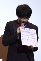 小野花梨からの色紙を受け取った横浜流星。