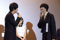 古川毅（手前右）から色紙を受け取った横浜流星（手前左）。