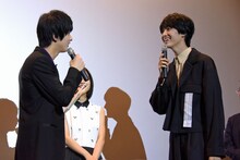 古川毅（手前右）から色紙を受け取った横浜流星（手前左）。