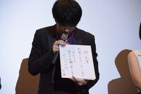 古川毅から色紙を受け取った横浜流星。