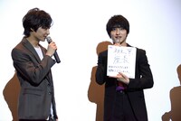 松岡広大（左）から色紙を受け取った横浜流星（右）。