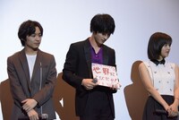 中島良から色紙を受け取った横浜流星（中央）。