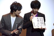 福山潤からの色紙を受け取った横浜流星(右)。