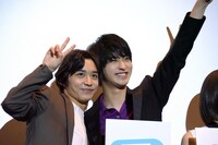 左から松岡広大、横浜流星。