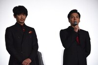 左から瑛太、生田斗真。