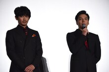 左から瑛太、生田斗真。