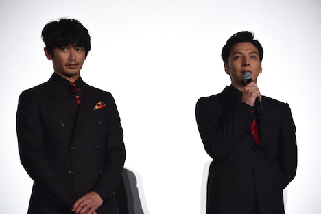 左から瑛太、生田斗真。