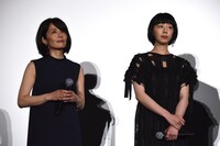 左から富田靖子、夏帆。