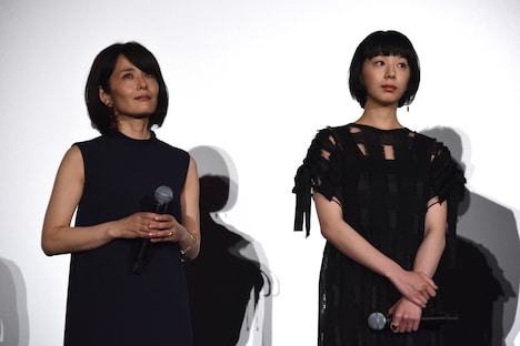 左から富田靖子、夏帆。