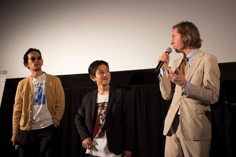 左から野村訓市、コーユー・ランキン、ウェス・アンダーソン。