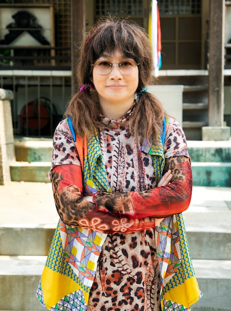 余貴美子演じる秋子。