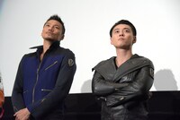 左から岩永洋昭、石垣佑磨。