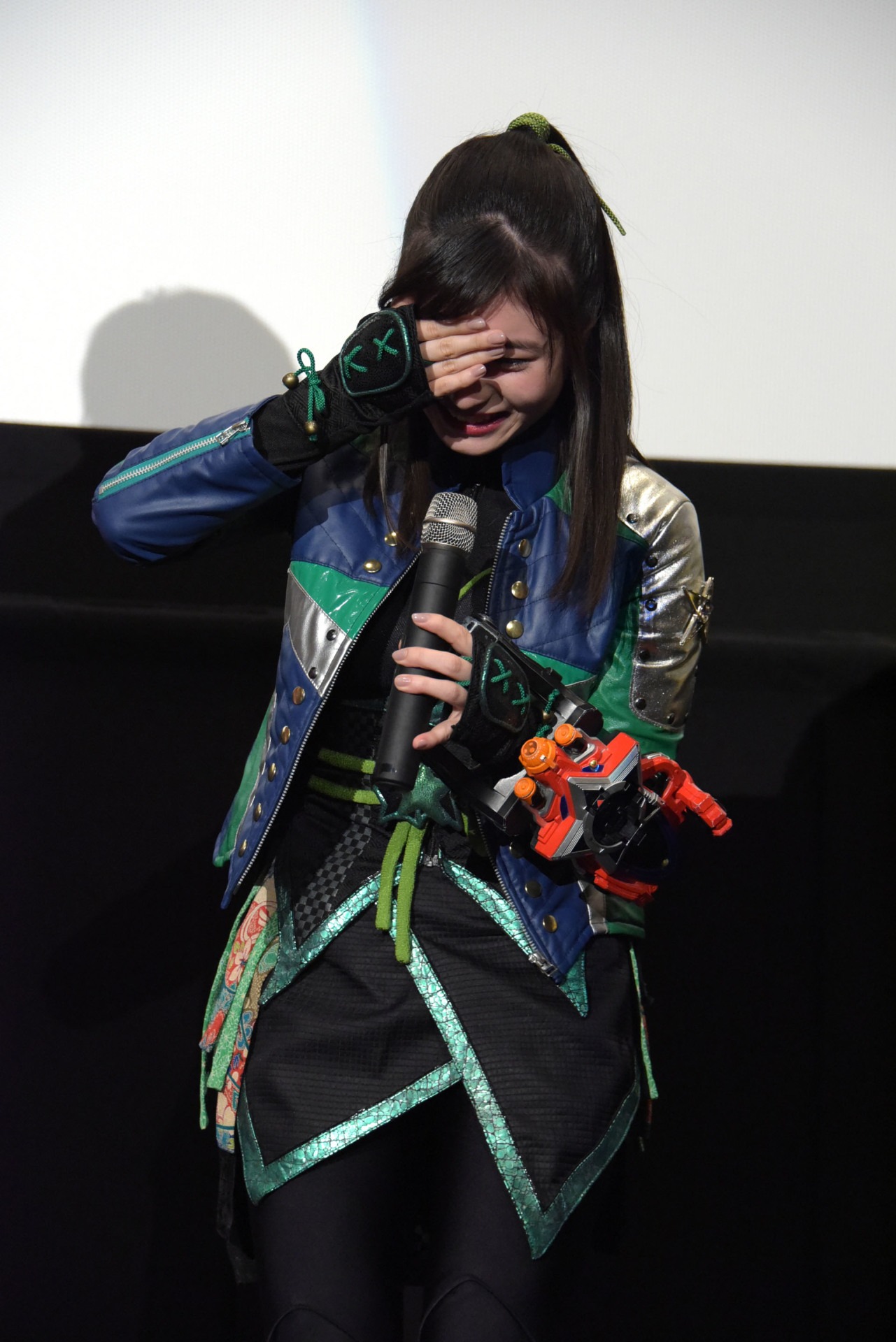 司会の質問を聞いていなかったことを指摘され、照れる大久保桜子。