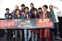 「宇宙戦隊キュウレンジャーVSスペース・スクワッド」完成披露舞台挨拶の様子。