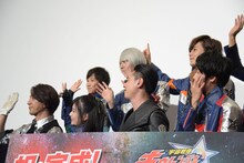 岸洋佑（後列右）にいたずらされる山崎大輝（後列中央）。