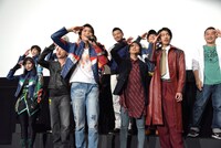 「準備はオッキューですか？」と呼びかける岐洲匠（前列中央）。