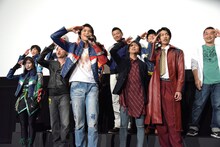 「準備はオッキューですか？」と呼びかける岐洲匠（前列中央）。