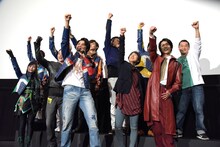 「ヨッシャラッキー」と叫ぶ岐洲匠（前列中央）。