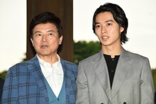 左から三浦友和、山崎賢人。