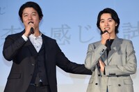 左から鈴木亮平、山崎賢人。