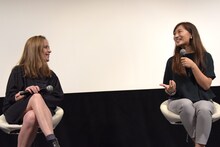 左からジェニファー・ピードン、南谷真鈴。