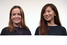 「クレイジー・フォー・マウンテン」トークショーにて、左からジェニファー・ピードン、南谷真鈴。