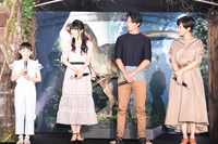 左から住田萌乃、石川由依、玉木宏、木村佳乃。