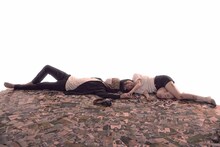 ドラマ「幸色のワンルーム」より山田杏奈演じる幸（右）と上杉柊平演じるお兄さん（左）。