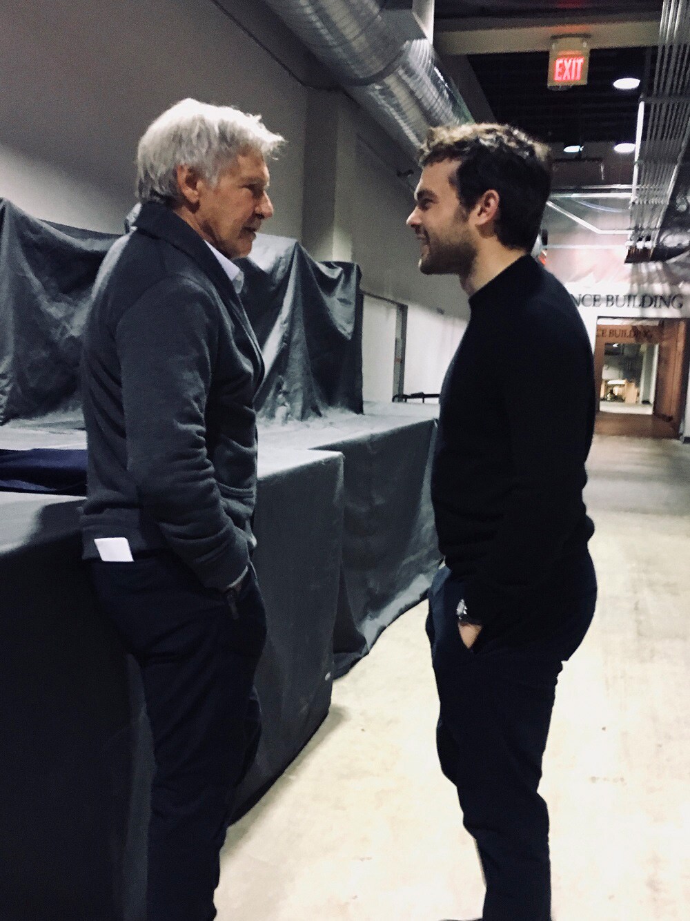 ハリソン・フォードが新ハン・ソロに「俺の椅子から降りろ！」2ショット写真公開