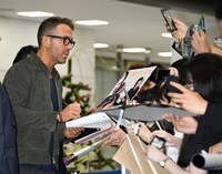 ファンサービスに応じるライアン・レイノルズ。