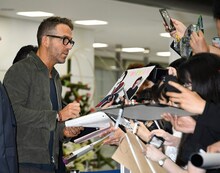 ファンサービスに応じるライアン・レイノルズ。