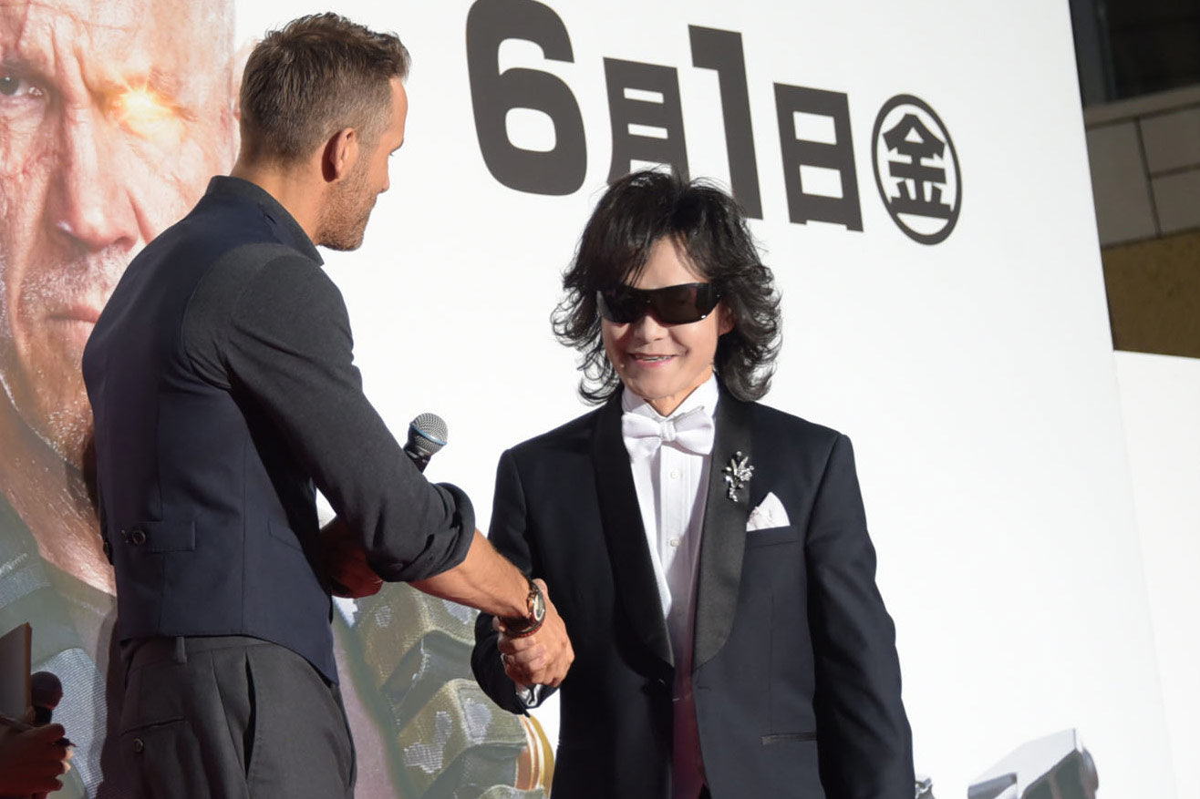 ライアン・レイノルズと握手するToshl。