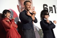 “Xフォース”ポーズを決める忽那汐里、ライアン・レイノルズ、Toshl。