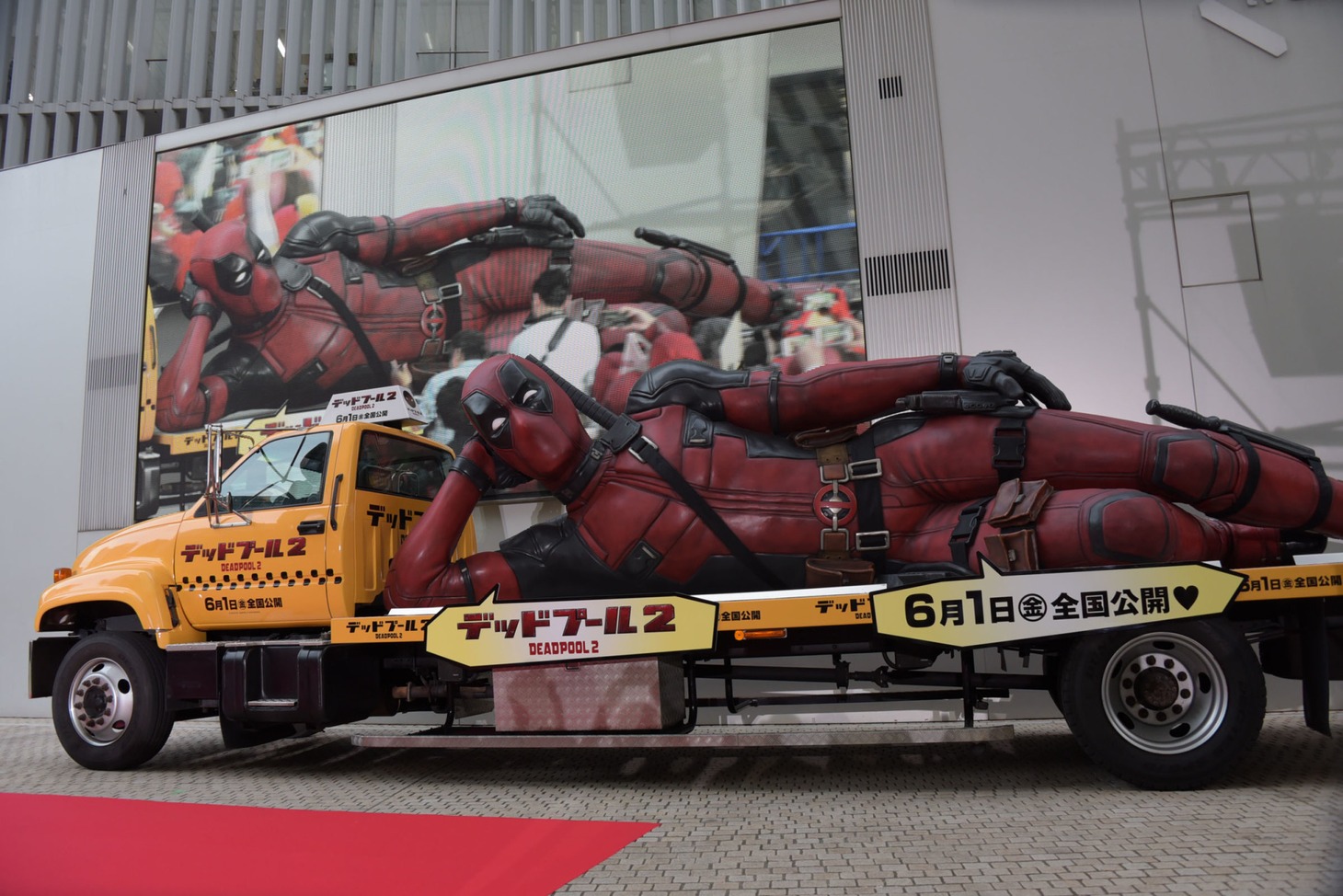 会場に登場した巨大デッドプール。