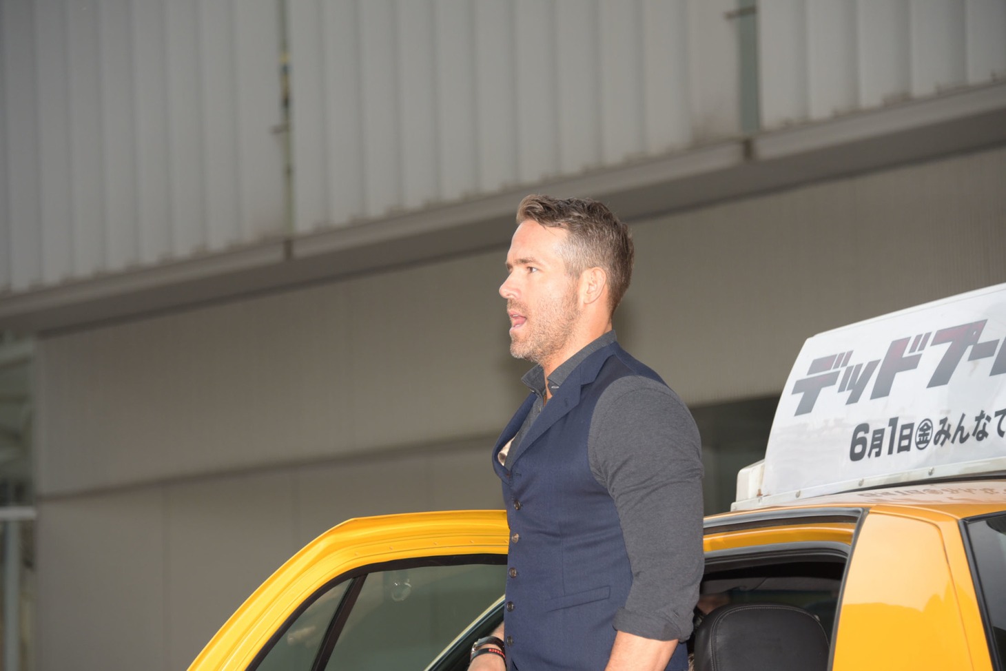 イエローキャブから姿を現したライアン・レイノルズ。
